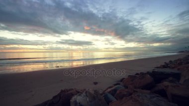 Seyir, Sunset Beach kayaların üzerinden / bulut ile güzel bir gün batımı bir geniş açı görünümünü dolu gökyüzü ve sıcak güneş.