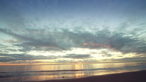 全景海滩日落和天空 一个美丽的夕阳与云充满天空和温暖的太阳的广角视图 — 图库视频影像