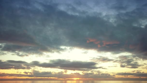 Cloudscape 和海洋地平线日出 宽阔的角度看美丽的夕阳与云充满天空和温暖的太阳 — 图库视频影像