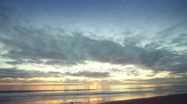 Geniş açı Sunset Beach / bulut ile güzel bir gün batımı bir geniş açı görünümünü dolu gökyüzü ve sıcak güneş.