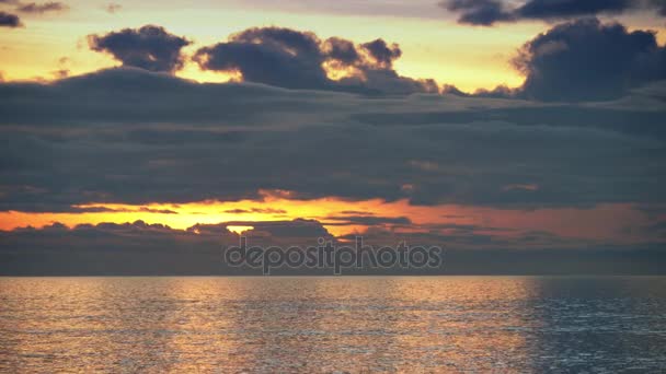 平静的海洋与日落的云彩 一个美丽的夕阳的广角视图与云充满天空和温暖的太阳 — 图库视频影像