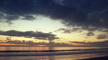 Geniş görünüm, dramatik günbatımı okyanus / bulut ile güzel bir gün batımı bir geniş açı görünümünü dolu gökyüzü ve sıcak güneş.