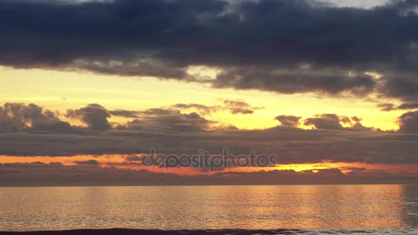 戏剧性的温暖饱和的日落在海洋 一个美丽的夕阳与云充满天空和温暖的太阳的广角视图 — 图库视频影像
