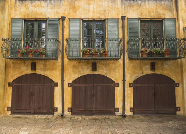 Wide View İtalyanca iki katlı binanın avlu ile