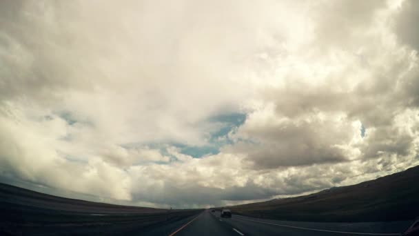 高速公路 仪表盘上的超宽角度视图驾驶在多云的雨天行驶在高速公路上 — 图库视频影像