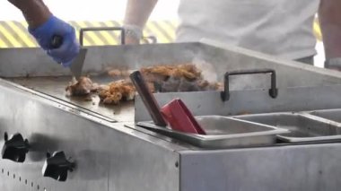 Taco yemek şirketinin kapısında. Partideki insanlar için taco yapıyor..