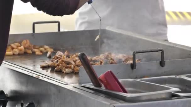 Catering Chef Gör Kyckling Tacos För Fest — Stockvideo