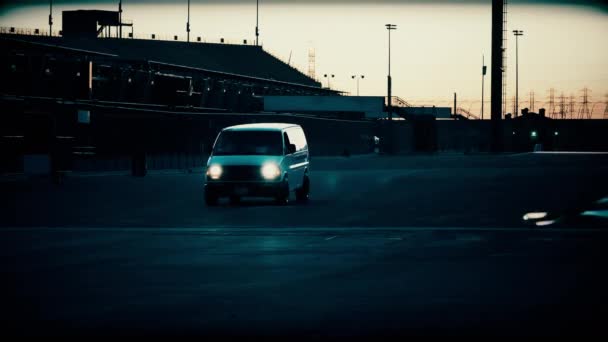 Beyaz Minibüs Gün Batımında Yarış Pisti Stadyumundan Ayrılıyor — Stok video