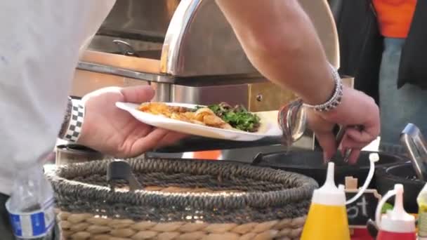 Person Gør Sin Egen Taco Restaureret Udendørs Fest – Stock-video
