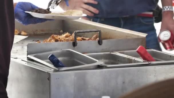 Gros Plan Cuisinier Cuisinier Tacos Faisant Des Tacos Pour Les — Video