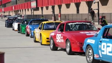 Fontana, Kaliforniya ABD - 9 Kasım 2019: Sevenstock 22 otomotiv meraklısı otomobil yarışı için pistte çeşitli Rotary motorlu arabalar.