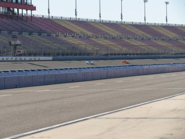 California 'daki Oto Kulübü Pistinde yarış pistinde çalışan Mazda motorlu yarış arabaları.