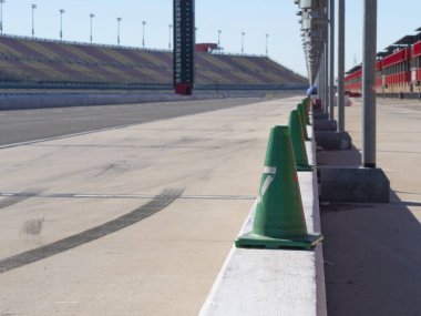 Yarış pistinde pit lane 'e bakan bir perspektif görüntüsü.
