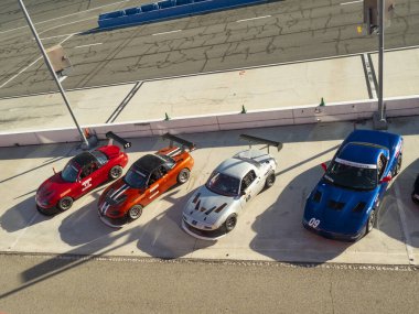 Yarış pistinde bir grup yarış arabası sıraya girdi..