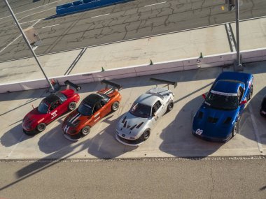 Yarış pistinde bir grup yarış arabası sıraya girdi..