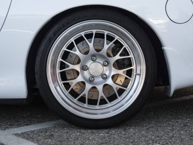 Sevenstock 21 'deki Mazda RX-7 için özel tekerlek ve lastiklerin yakın görüntüsü..