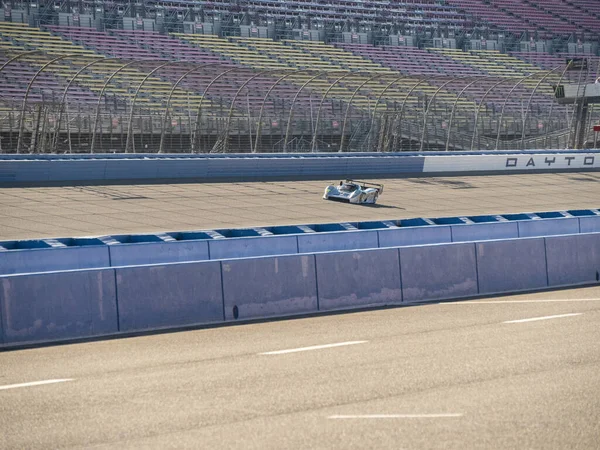 カリフォルニアのオートクラブ スピードウェイで開催されたレーストラックで走るマツダロータリー駆動のレースカー — ストック写真