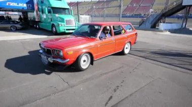 Fontana, California USA - 8 Kasım 2018: Sevenstock 21 'de Mazda Rotary motorlu arabalar etkinliği ve Auto Club Speedway' de festival.