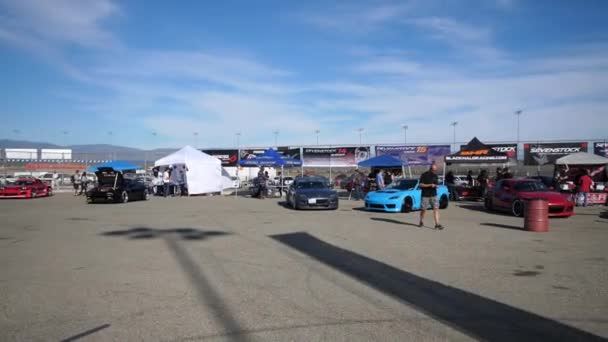 2018年11月8日カリフォルニア州フォンタナ マツダロータリーパワーカー オートクラブ スピードウェイで開催される7月21日の熱狂的なイベントとフェスティバル — ストック動画