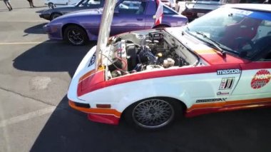 Fontana, California USA - 8 Kasım 2018: Sevenstock 21 'de Mazda Rotary motorlu arabalar etkinliği ve Auto Club Speedway' de festival.