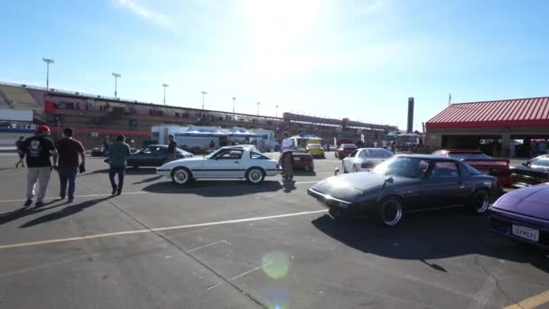 美国加利福尼亚州丰塔纳市 2018年11月8日 马自达扶轮车展在汽车俱乐部高速道 Auto Club Speedway 共有17辆汽车参加 — 图库视频影像