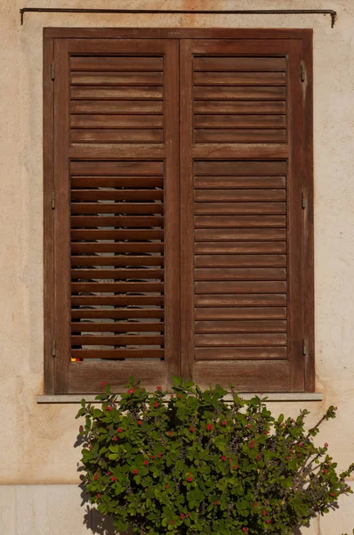 Persiane marroni su finestra, Sicilia — Foto Stock