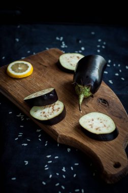 Patlıcan ve limon dilimleri