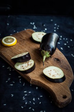 Patlıcan ve limon dilimleri