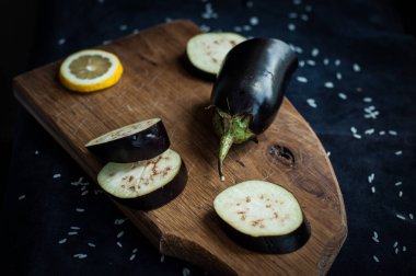 Patlıcan ve limon dilimleri