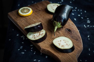 Patlıcan ve limon dilimleri