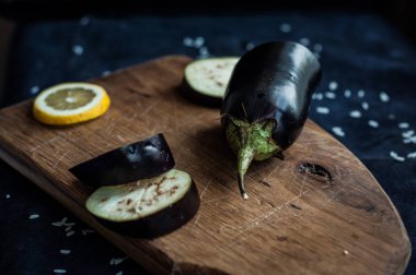 Patlıcan ve limon dilimleri