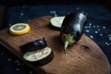 Patlıcan ve limon dilimleri