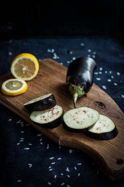 Patlıcan ve limon dilimleri