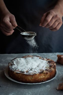 şeker pasta üzerinde buzlanma eller