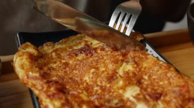 Birisi restoranda sebzeli omlet, salata ve avokado yiyor. Bir tabakta çırpılmış yumurta. Lezzetli. Yakın plan