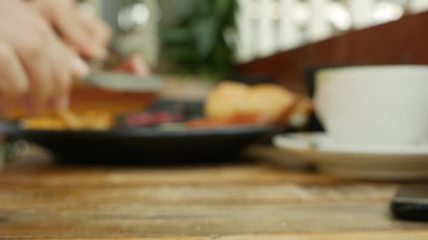 Geleneksel İngiliz kahvaltısı yemenin odaklanmamış görüntüsü. Odaklanamıyorum — Stok video