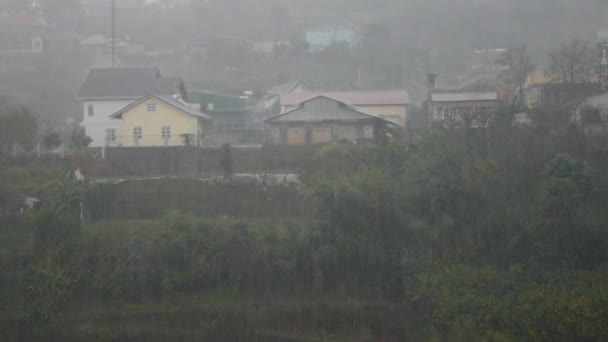 台風やモンスーンと大雨の下で山の中の小さな町。梅雨の嵐 — ストック動画