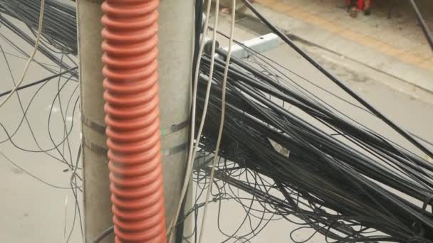 Muitos fios eléctricos emaranhados no poste na rua do Vietname. Características da Ásia — Vídeo de Stock