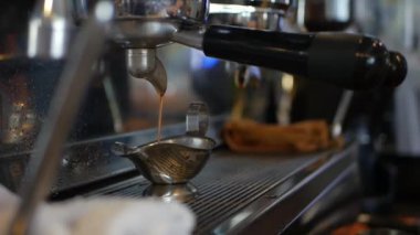 Barista kahve makinesiyle kahve yapıyor.