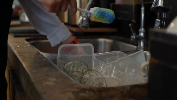 Trabajador lava platos en una cocina de restaurante — Vídeos de Stock