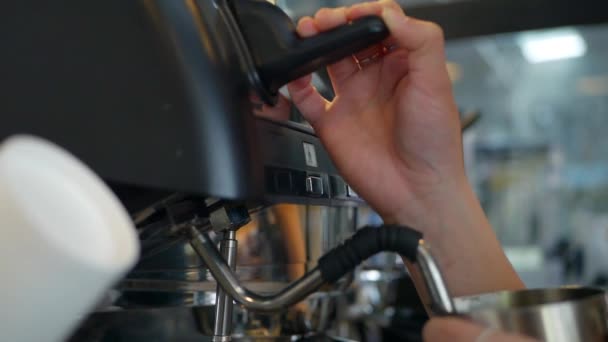 Barista kahve makinesinin buharını boşaltmak için kolu çeker. Kapat. — Stok video