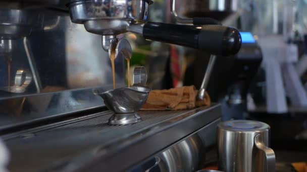 Barista zet koffie met professionele koffiezetapparaat — Stockvideo