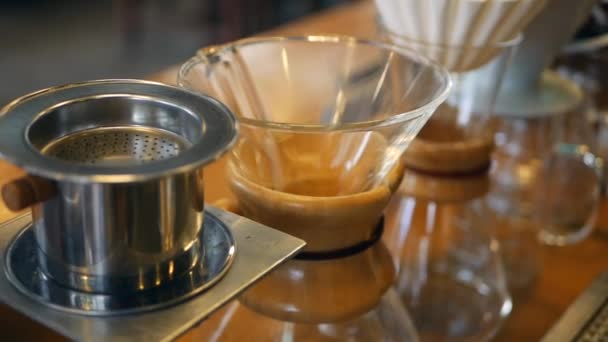 Nahaufnahme verschiedener Dinge zur Zubereitung von köstlichem Kaffee im Café — Stockvideo