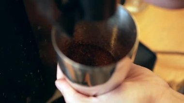 Barista uçakları adım adım uçuruyor. Barista kahve yapmak için kahve çekirdeklerini öğütür. Kafede profesyonel alternatif kahve imalatı