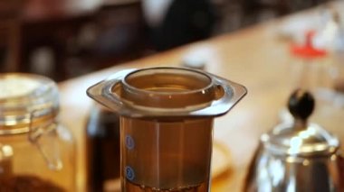 Barista uçakları adım adım uçuruyor. Çaydanlıktan kaynamış suyu topraklanmış kahveyle birlikte uçak demliğine dök. Kafede profesyonel alternatif kahve imalatı
