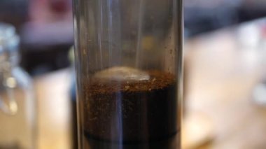 Barista uçakları adım adım uçuruyor. Çaydanlıktan kaynamış suyu topraklanmış kahveyle birlikte uçak demliğine dök. Kafede profesyonel alternatif kahve imalatı