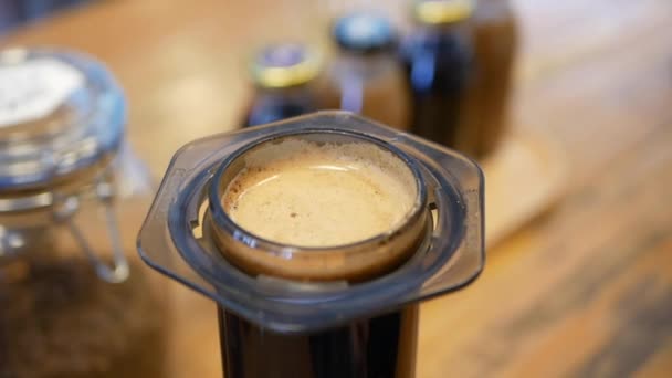 Barista makes aeropress step by step. Professional alternative coffee brewing in cafe shop — 비디오