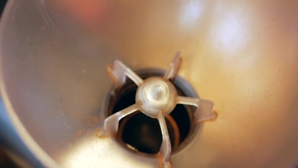 Barista fait l'acrobatie pas à pas. Barista moudre des grains de café pour faire du café. Brassage professionnel de café alternatif dans un café 