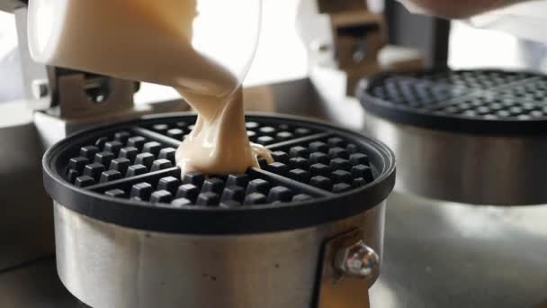 Verser une pâte sur du gaufrier. Chef étape par étape préparation des gaufres belges aux bananes, fraises, glaces, miel et sirop de chocolat — Video
