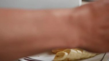 Şef adım adım Belçika waffle 'larını muz, çilek, dondurma, bal ve çikolata sosuyla hazırlıyor.